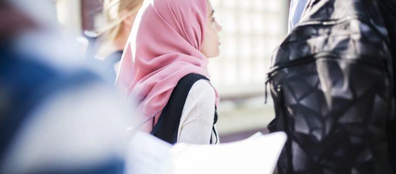 Μαθητές στην Κύπρο κατήγγειλαν τον διευθυντή τους για την εκδίωξη μουσουλμάνας μαθήτριας με μαντίλα (βίντεο)